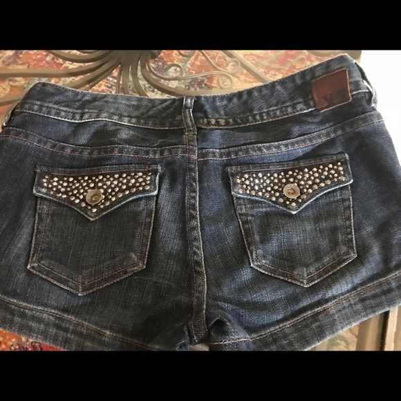 Express Shorts - Picture 2 of 3